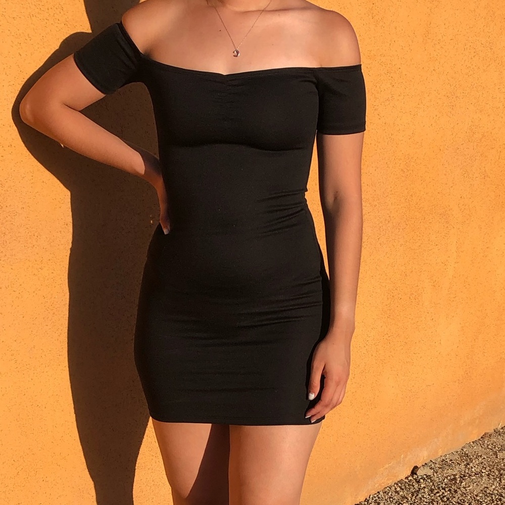 Black H&M off the shoulders bodycon mini dress!